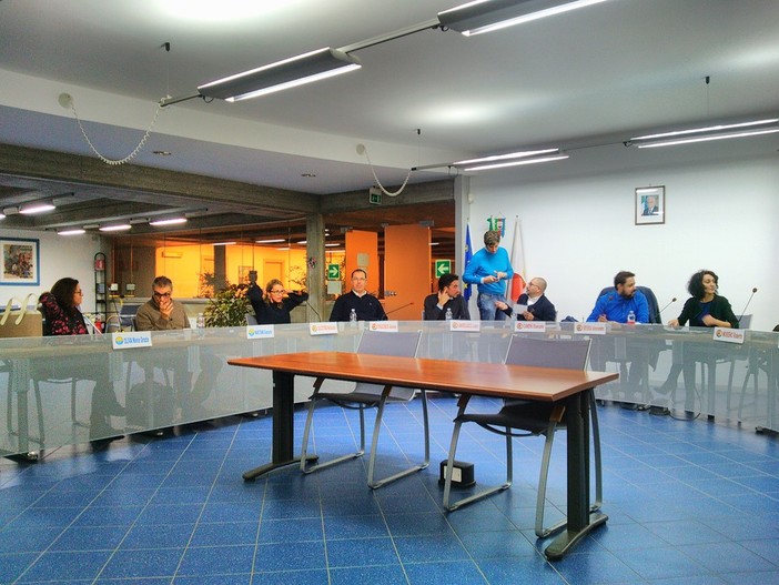 Oggi niente Consiglio comunale a Borghetto. E ancora non si placano le polemiche