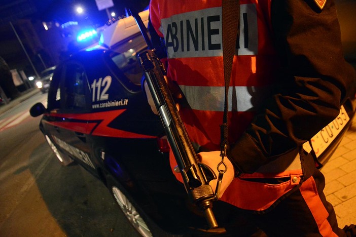 Prima vuole entrare in un bar chiuso, poi aggredisce i carabinieri: polacco arrestato ad Albenga