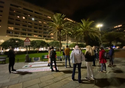 Covid-19: negazionisti, Movimento imprese italiane e Federazione Popolo Sovrano sono scesi in piazza a Genova Covid-19: negazionisti, Movimento imprese italiane e Federazione Popolo Sovrano sono scesi in piazza a Genova
