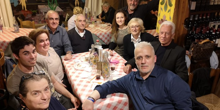 Pontinvrea: un brindisi festoso per il "Camiciottoli tris"