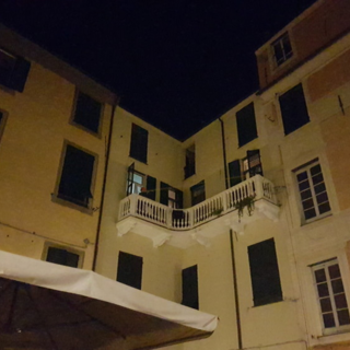 Getta vasi dal terrazzo e urla minacce, arrestato per Stalking ad Albenga