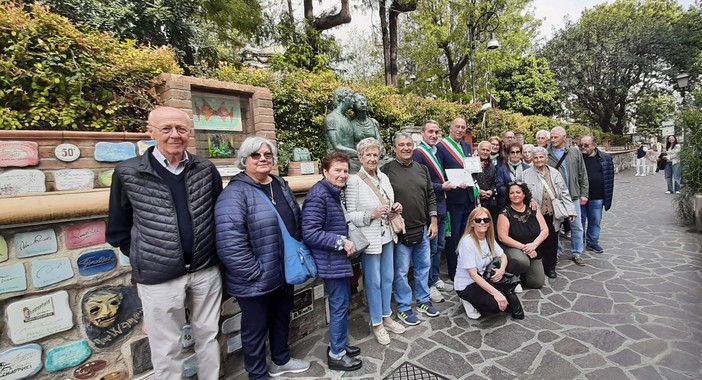 Alassio, il Muretto si arricchisce della piastrella donata dal Comune di Secugnago