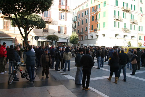 Savona, i lavoratori tartassati d'Europa si uniscono
