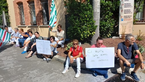Presidio di Cgil, Cisl e Uil davanti all'Opera Pia Siccardi di Spotorno per il rinnovo del contratto
