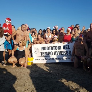 Albenga, oltre 100 coraggiosi per il cimento invernale (VIDEO e FOTO)