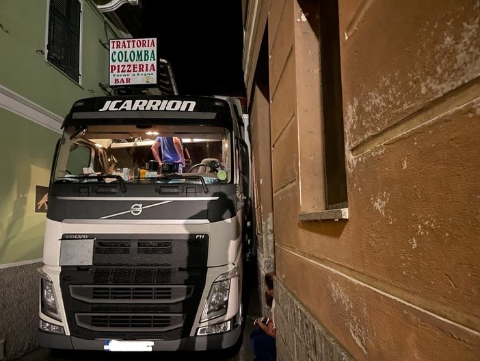 Camion incastrato a Stella San Martino Camion incastrato a Stella San Martino