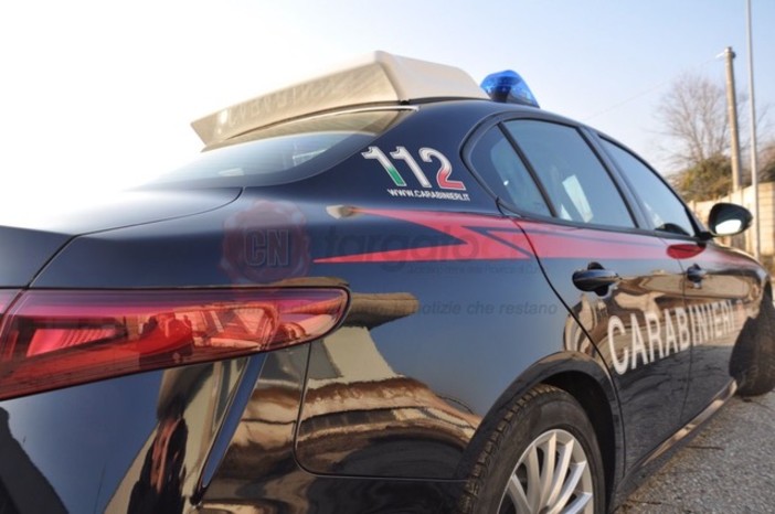 Aggredisce due uomini e fugge con un’auto rubata: tre vittime in venti minuti, identificato e arrestato il responsabile