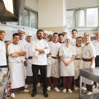 Un grande "Chef Stellato" di Alassio diventa "Prof per un giorno" al "Migliorini" di Finale Ligure