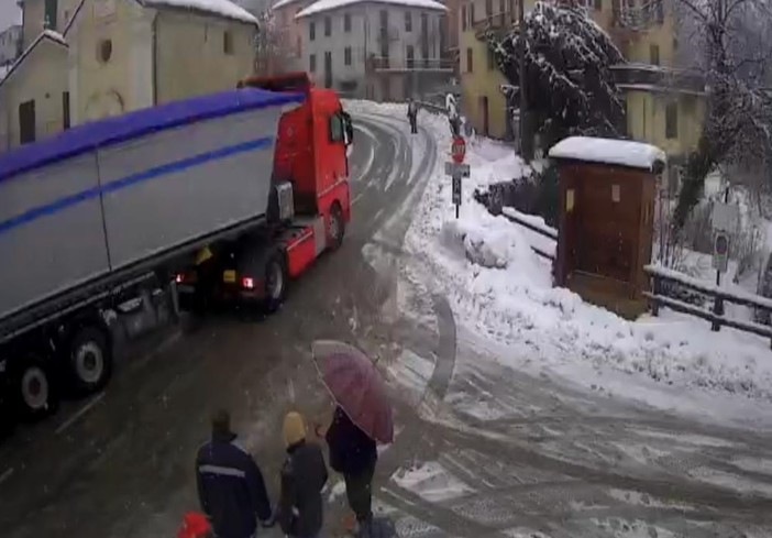 Neve in Val Bormida, camion intraversato sulla Sp 28 bis: strada chiusa (FOTO) Neve in Val Bormida, camion intraversato sulla Sp 28 bis: strada chiusa (FOTO)
