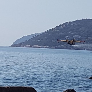 Incendio di Stellanello: non si ferma il lavoro del Canadair (FOTO e VIDEO)