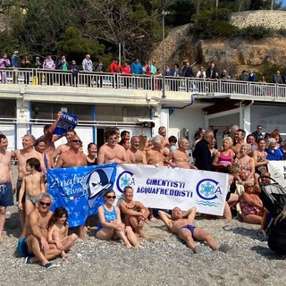 Spotorno, 74 nuotatori al cimento di Pasquetta (FOTO)