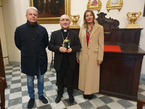 Confartigianato e Coldiretti, come tradizione, donano alla diocesi di Albenga-Imperia una statuina del presepe Confartigianato e Coldiretti, come tradizione, donano alla diocesi di Albenga-Imperia una statuina del presepe