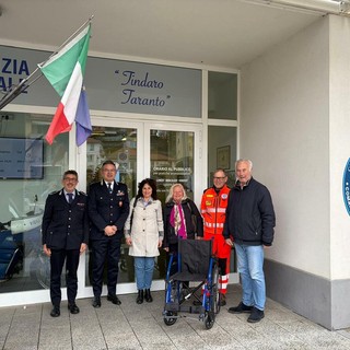 Da oggetto smarrito a risorsa per le persone in difficoltà: alla Croce Bianca una carrozzina recuperata dalla Polizia locale