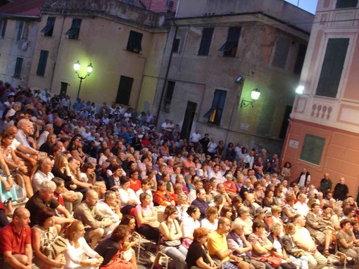 Albissola Marina: la piazza colma per Corrado Augias Albissola Marina: la piazza colma per Corrado Augias