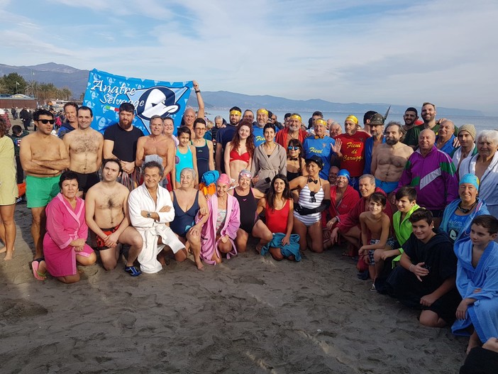 Albenga, oltre 160 coraggiosi per l'11^ edizione del cimento invernale: presente anche il sindaco Cangiano (FOTO e VIDEO)