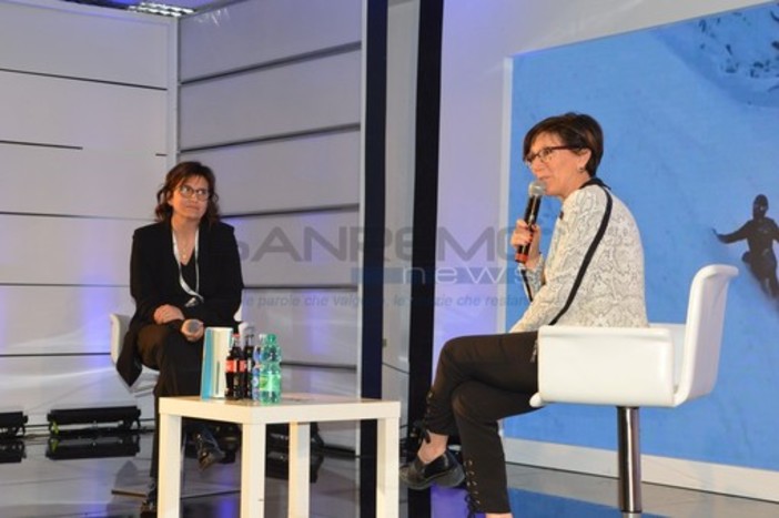 Nella foto: L'autrice Cristina Giordana e la giornalista Barbara Pasqua durante la presentazione del libro a "Casa Sanremo" Nella foto: L'autrice Cristina Giordana e la giornalista Barbara Pasqua durante la presentazione del libro a "Casa Sanremo"