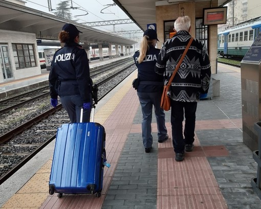 Controlli Polfer sui treni e nelle stazioni durante le festività: 2 arresti e 23 denunce