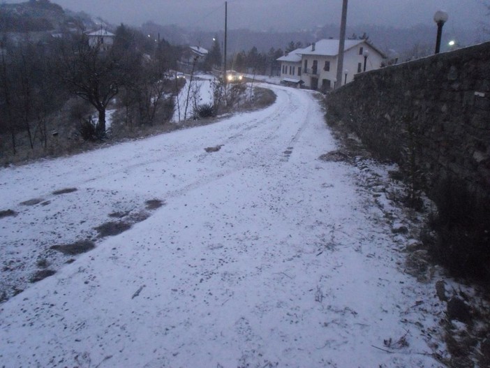Nevica in Val Bormida ormai da più di un'ora, per ora nessun disagio Nevica in Val Bormida ormai da più di un'ora, per ora nessun disagio