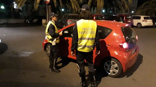Maxi controllo della polizia municipale di Loano: elevate sanzioni per 7.200 euro Maxi controllo della polizia municipale di Loano: elevate sanzioni per 7.200 euro