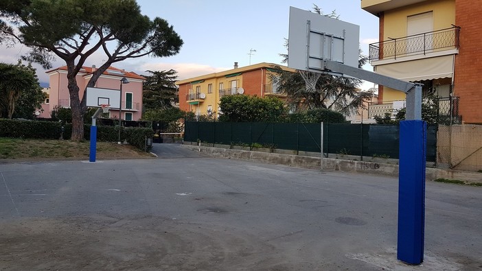 Loano, posizionati i nuovi canestri del campo da basket di via Isonzo