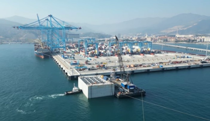 Cassoni per la diga di Genova a Vado, 127 lavoratori a rischio licenziamento. I sindacati: "Chiediamo un incontro con Bucci" Cassoni per la diga di Genova a Vado, 127 lavoratori a rischio licenziamento. I sindacati: "Chiediamo un incontro con Bucci"