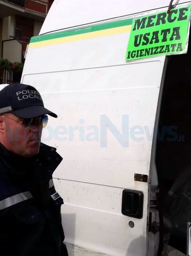 Ambulanti del Savonese vendevano capi usati a Diano Marina spacciandoli per nuovi