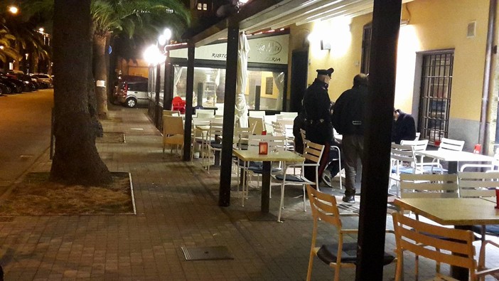 Controlli dei Carabinieri a Pietra Ligure, posti di blocco e ispezioni nelle attività commerciali