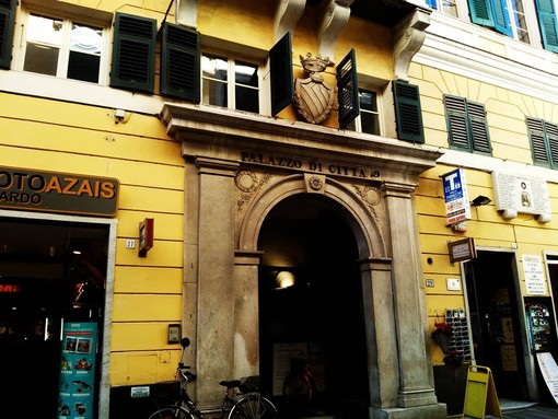 Finale, un bando per arginare la "nuova povertà" da Covid: unanime il consiglio comunale