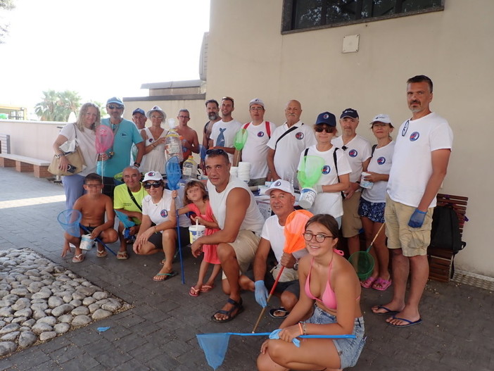 Caccia ai rifiuti marini a Vado Ligure, raccolti oltre 7mila mozziconi