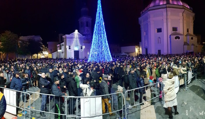 Loano, numeri da record per il Capodanno in piazza e lo spettacolo pirotecnico Loano, numeri da record per il Capodanno in piazza e lo spettacolo pirotecnico