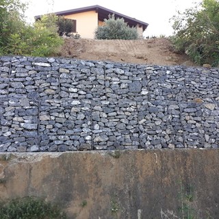 Carcare mette in sicurezza via Luigi Corsi: realizzato un muro di contenimento (FOTO)