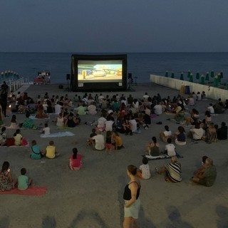 Loano, proseguono con successo le proiezioni del “Cinema in spiaggia” ai Bagni Lampara