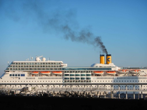 "A Genova da soli 19 anni omesso il controllo di veicoli ed emissioni in Porto." E a Savona?