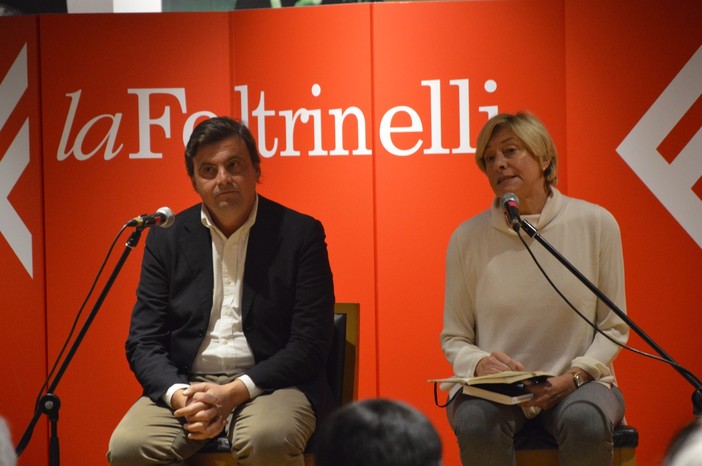 Gli ex ministri Calenda e Pinotti alla "Feltrinelli" di Genova