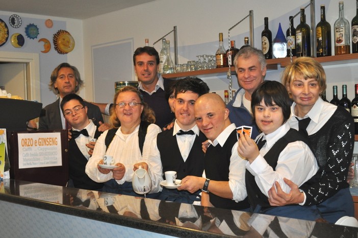 Albenga: pausa - caffè al bar autogestito dagli studenti diversamente abili dell’Alberghiero di Alassio Albenga: pausa - caffè al bar autogestito dagli studenti diversamente abili dell’Alberghiero di Alassio