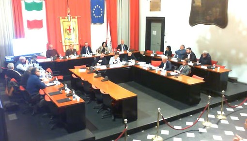 Albenga, mozioni su parcheggi e sicurezza respinte: il Consiglio approva turismo accessibile e nuovo piano cimiteriale