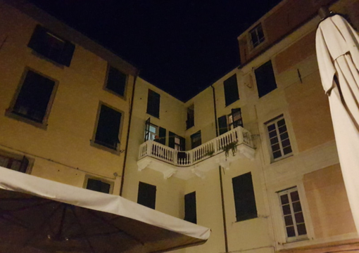 Getta vasi dal terrazzo e urla minacce, arrestato per Stalking ad Albenga Getta vasi dal terrazzo e urla minacce, arrestato per Stalking ad Albenga