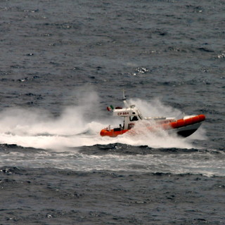 Nave alla deriva vicino all'Isola della Gallinara, intervento della Guardia Costiera