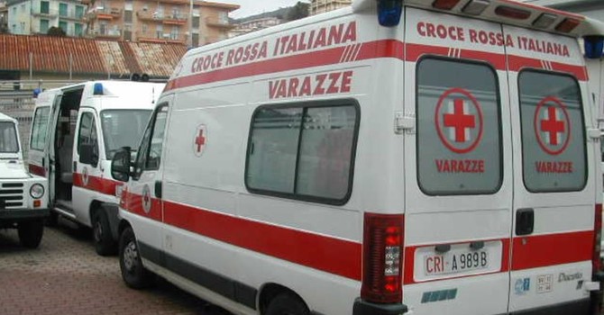 Auto fuori strada in via Sanda a Celle Ligure: un ferito in codice rosso al San Paolo