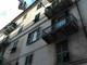 Savona, caduta di calcinacci dal tetto di un condominio: intervento dei vigili del fuoco