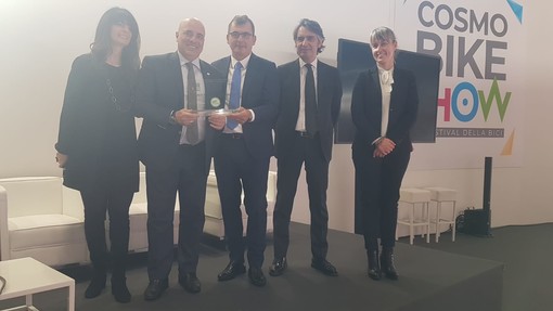 nella foto da sinistra: Ludovica Casellati (organizzazione Cosmo Bike), Gianni Berrino, Maurizio Danese (Presidente Fiera di Verona), Federico Sboarina (sindaco di Verona), Elisa De Berti (assessore alle infrastrutture e ai trasporti della Regione Veneto)