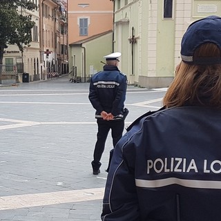 Coronavirus, controlli della polizia locale di Loano: attenzione ai "furbetti della spesa" e ai "vacanzieri" di Pasqua