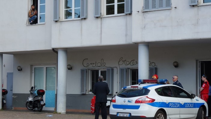Ceriale, uomo minaccia di buttarsi dalla finestra del comando della polizia locale (FOTO) Ceriale, uomo minaccia di buttarsi dalla finestra del comando della polizia locale (FOTO)