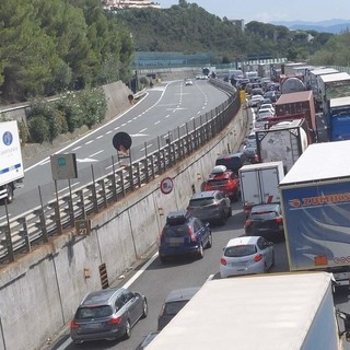 Controesodo del 2 Giugno, traffico a rilento sulla A10: code tra Albenga e Spotorno
