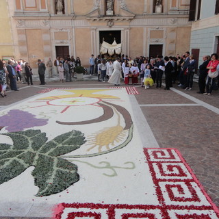 Altare: infiorata per il Corpus Domini