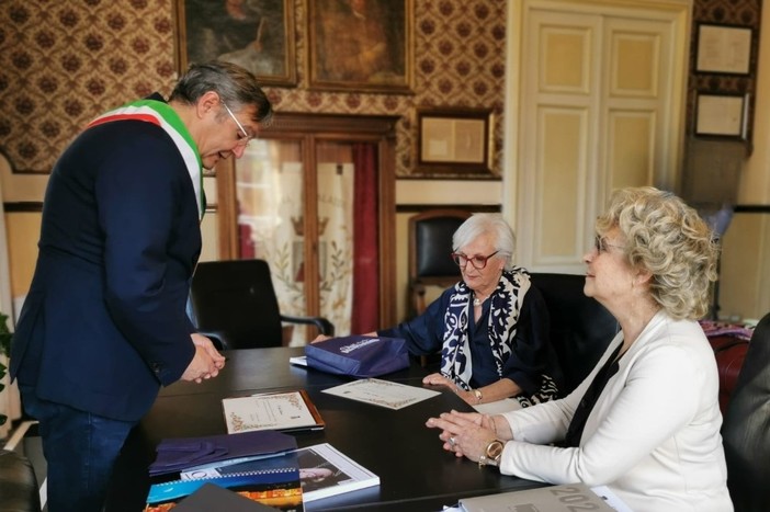 Alassio premia due turiste fedeli (FOTO)