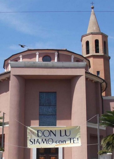 Alassio: in fiamme lo striscione "Don Lu siamo con te" Alassio: in fiamme lo striscione "Don Lu siamo con te"