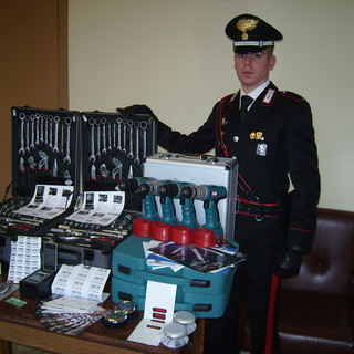 Pregiudicato napoletano vendeva "porta a porta" orologi Rolex, iPhone Apple, trapani elettrici ed altri utensili scadenti con falsi marchi