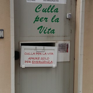 Grave atto vandalico nella notte ad Albenga: danneggiata la culla per la via del Centro Aiuto ingauno