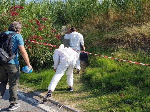 Cadavere trovato su una sponda del fiume Centa ad Albenga: disposta l'autopsia (FOTO e VIDEO) Cadavere trovato su una sponda del fiume Centa ad Albenga: disposta l'autopsia (FOTO e VIDEO)